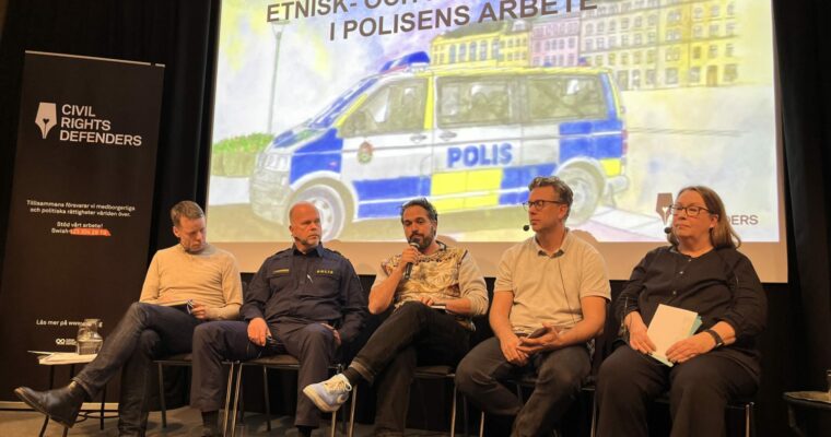 paneldeltagare sitter framför en skärm med en polisbild på och texten Etnisk- och rasprofilering i polisens arbete