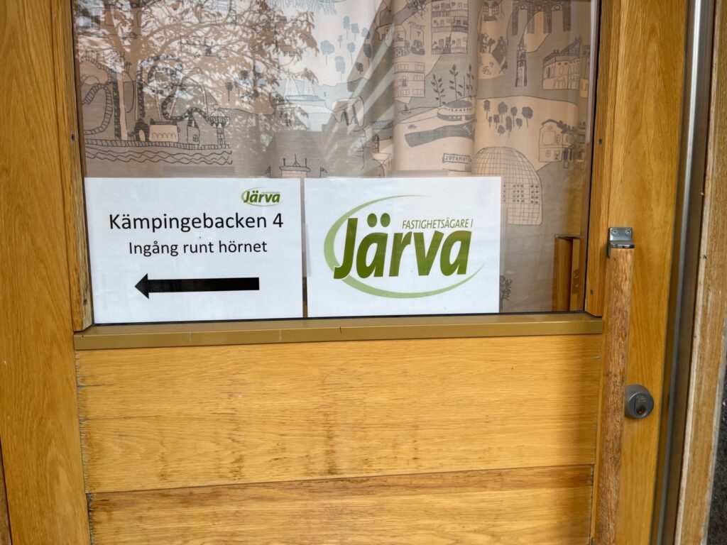 Dörr med skylt, ingången till Fastighetsägare i Järva.