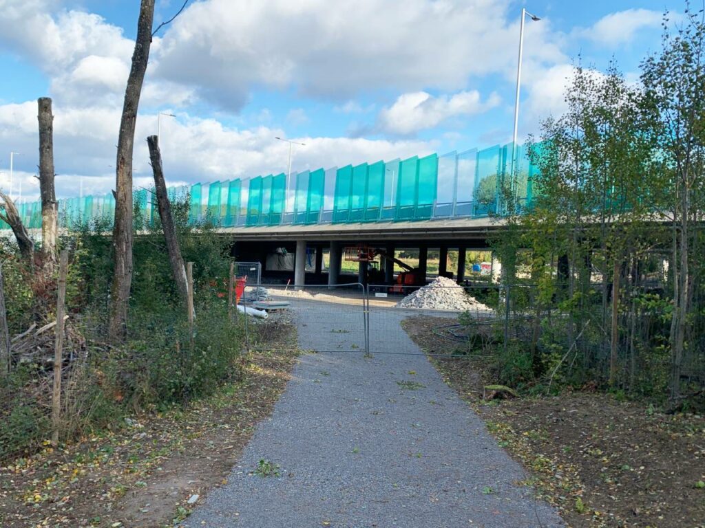 Avstängd gång- och cykelväg under motorvägsbron för Förbifart Stockholm.