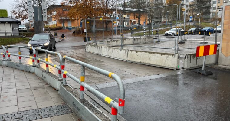 Vägarbete vid infarten till Rinkeby Centrum.