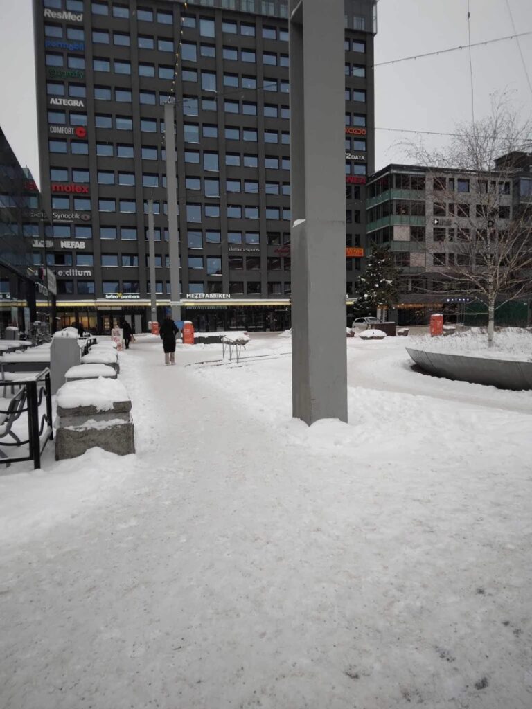 Ett snöigt torg i Järva