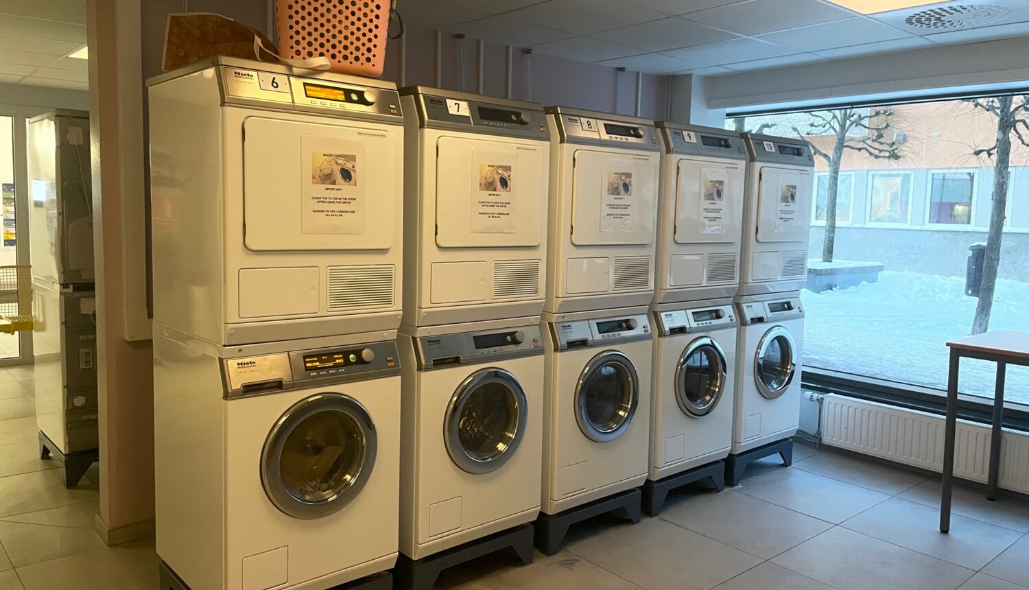 Tvättmaskiner på rad i en tvättstuga.