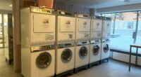 Tvättmaskiner på rad i en tvättstuga.