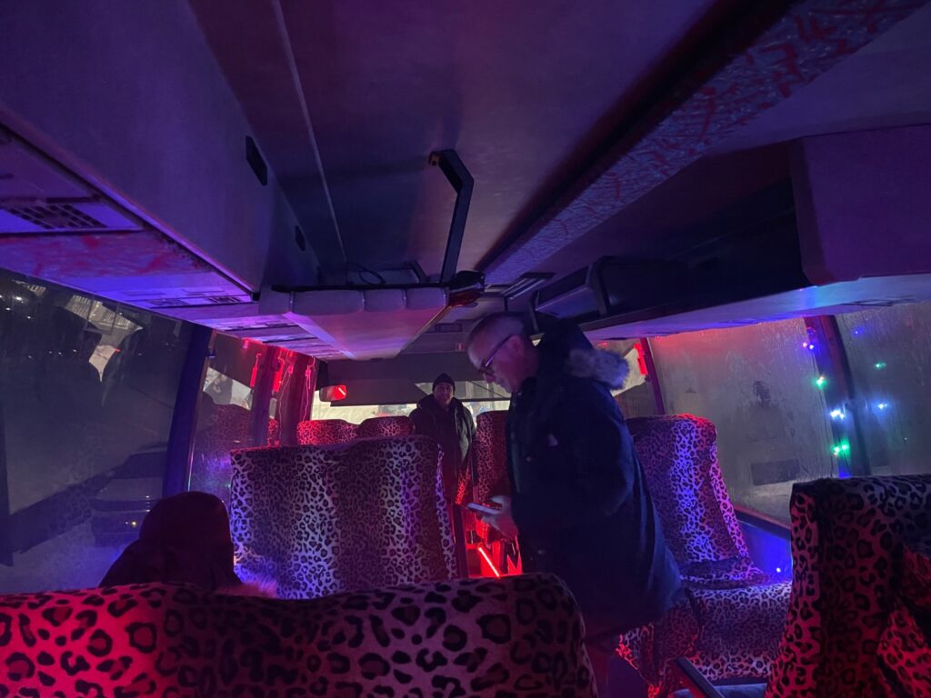 Bild innefrån partybussen till Fryshuset.