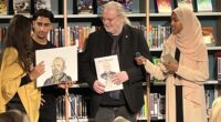 tre ungdomar lämnar över gåvor till nobelpristagaren Jon Fosse på scen