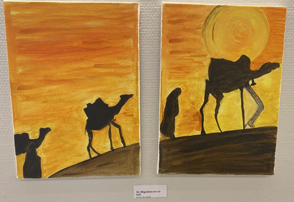 Två tavlor med liknande motiv, kvinna går bakom kamel i solnedgång