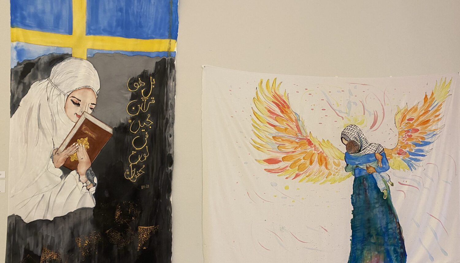 Två tavlor, det ena motivet en kvinna som håller Koranen i famnen, den övre delen av tavlan är en bild av svenska flaggan. Den andra tavlan en kvinnlig ängel med ett spädbarn i famnen