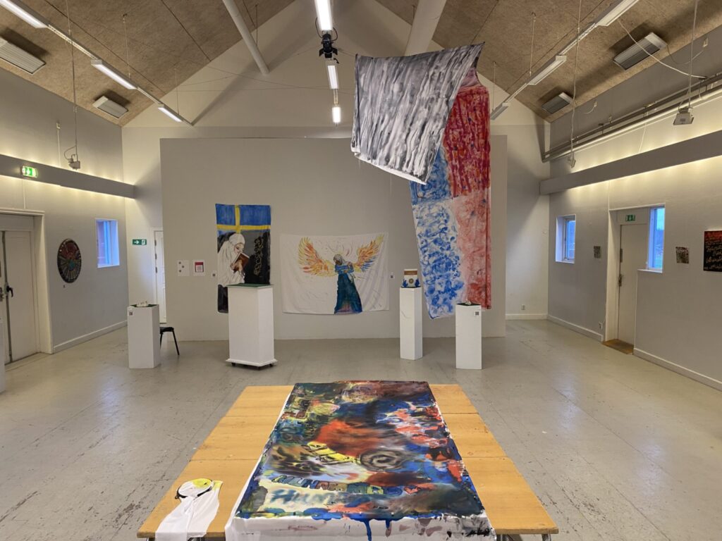 Husby konsthalls stora utställningsrum, ett bord med tyg som är målat på i förgrunden