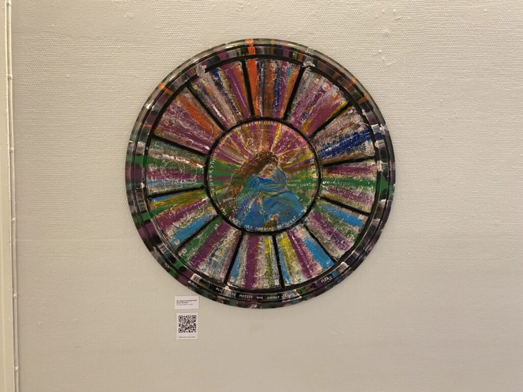 En cirkelformad tavla i dova färger