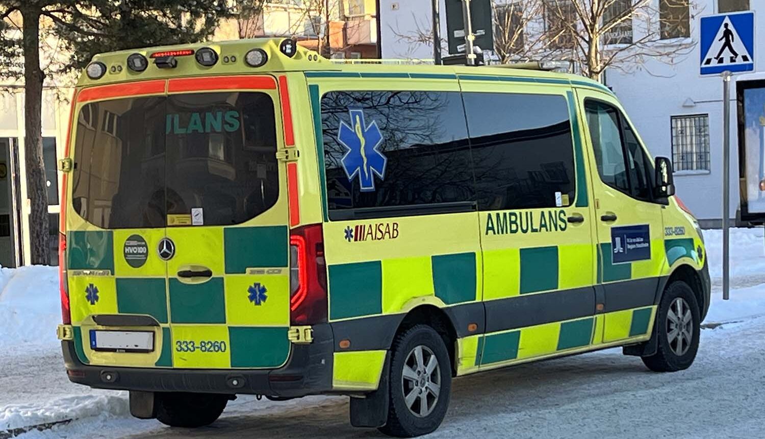 bild på gul ambulans i vinterväder