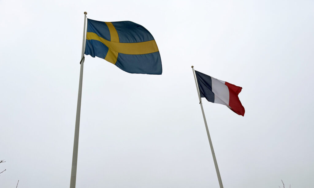 Franska och svenska flaggan hade hissats på skolgården
