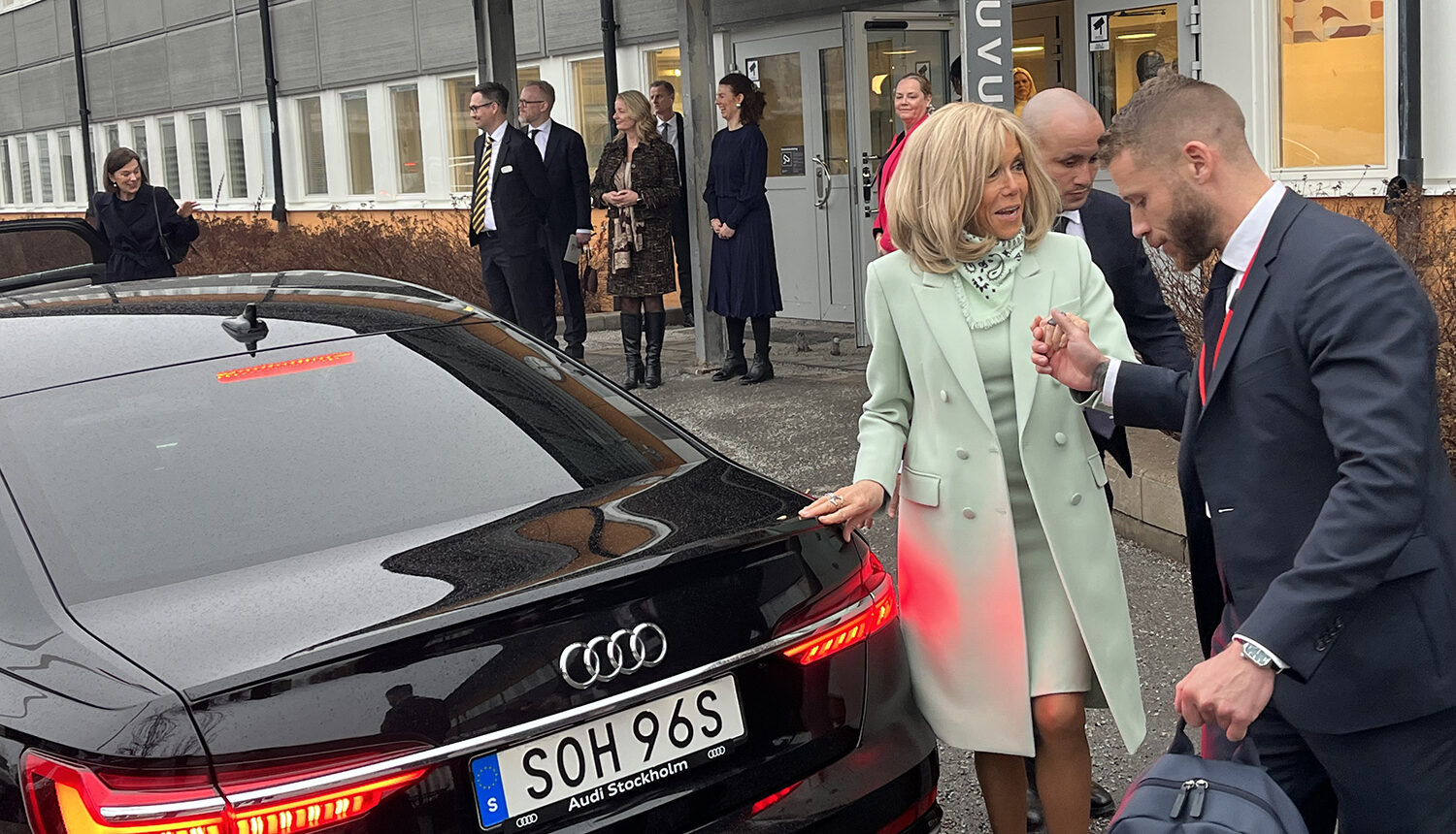 Presidenthustrun Brigitte Macron utanför Rinkebyskolan