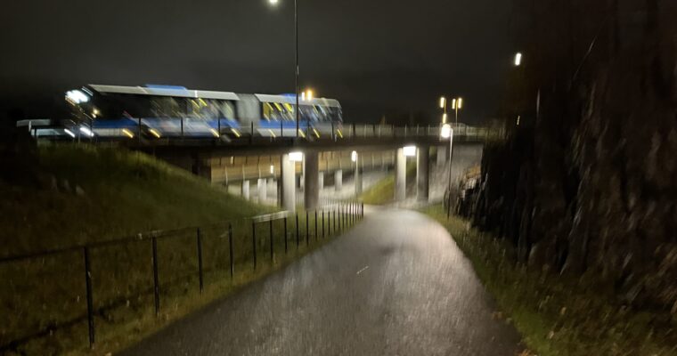 suddig bild på upplyst tunnel kvällstid