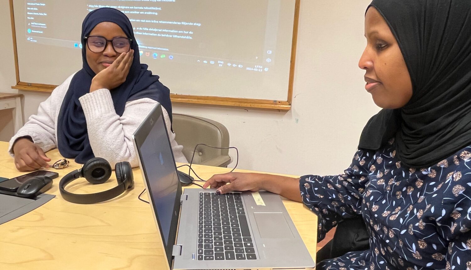 Två kvinnor i hijab på en datakurs.