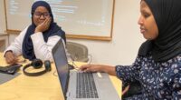 Två kvinnor i hijab på en datakurs.