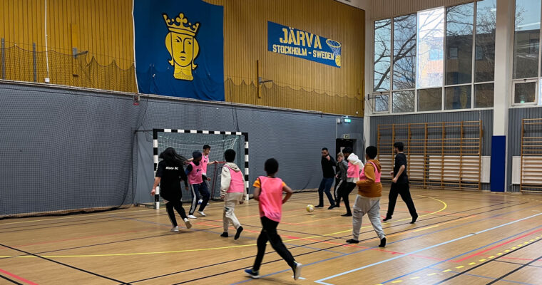 Barn spelar handboll i husbyhallen