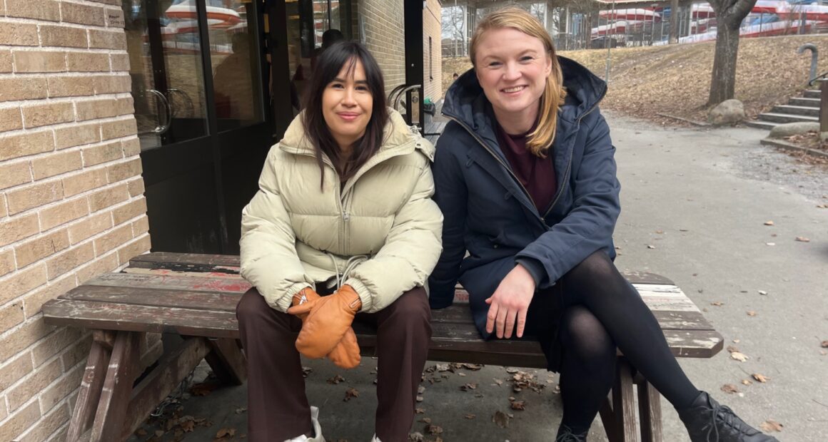 Maria-Elsa Salvo och Clara Lindblom utanför Husbyhallen.