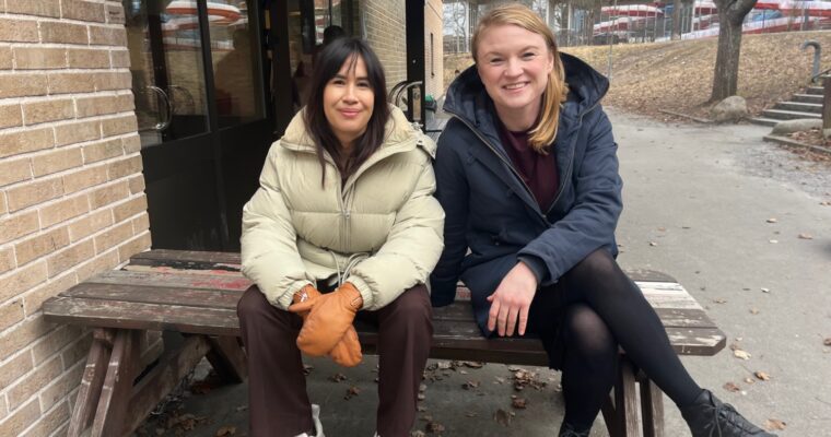 Maria-Elsa Salvo och Clara Lindblom utanför Husbyhallen.