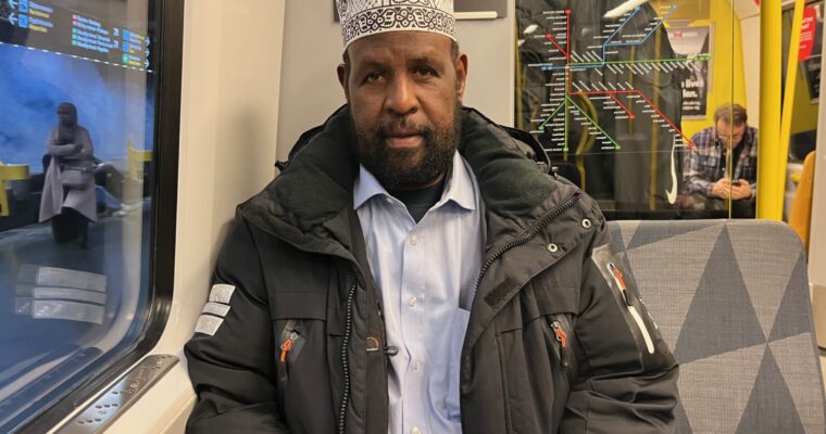 En äldre somalisk man i tunnelbanan.