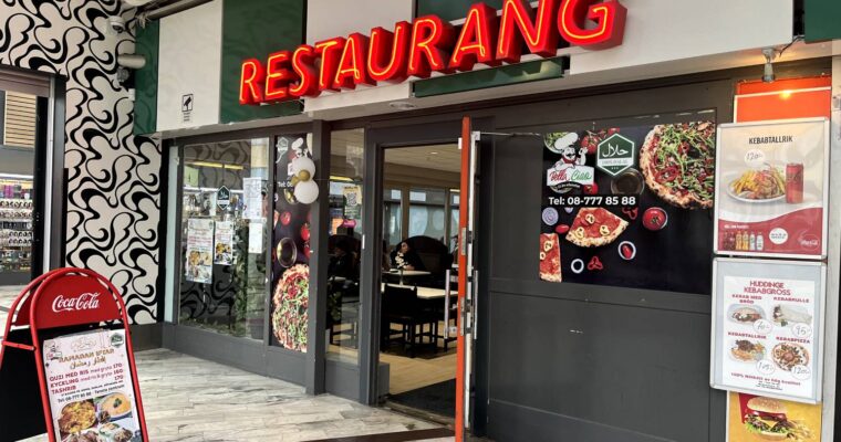 Utanför restaurang Bella Ciao inne i Tensta centrum.