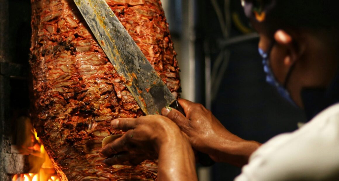 Kebab som skärs upp med en stor kniv