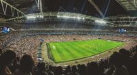 Wembley fotbollsarena, fullt med folk på läkatrna.
