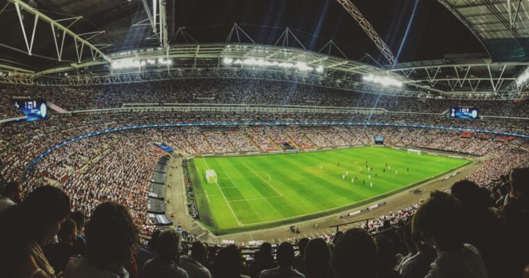 Wembley fotbollsarena, fullt med folk på läkatrna.