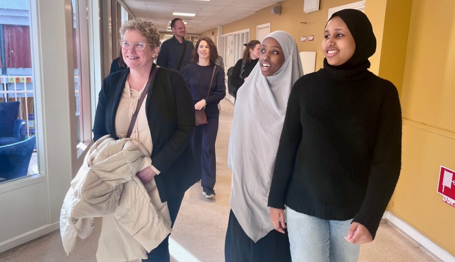 Karin Wanngård, Emilia Bjuggren, Fardowsa Mohamed och Sabrin Abdikadir i Enbacksskolans korridorer