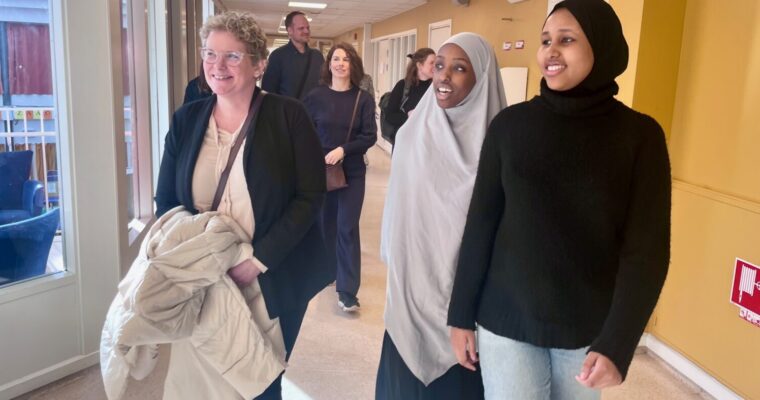 Karin Wanngård, Emilia Bjuggren, Fardowsa Mohamed och Sabrin Abdikadir i Enbacksskolans korridorer