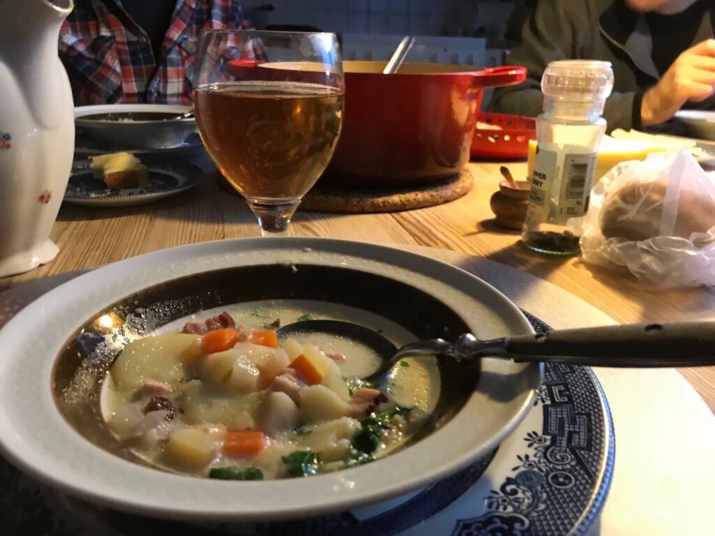 En tallrik med soppa på ett matbord.