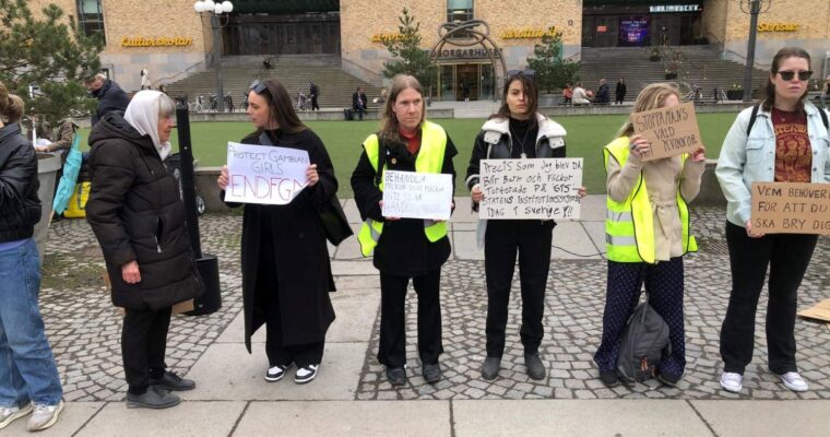 demonstranter med plakat emot könsstympning