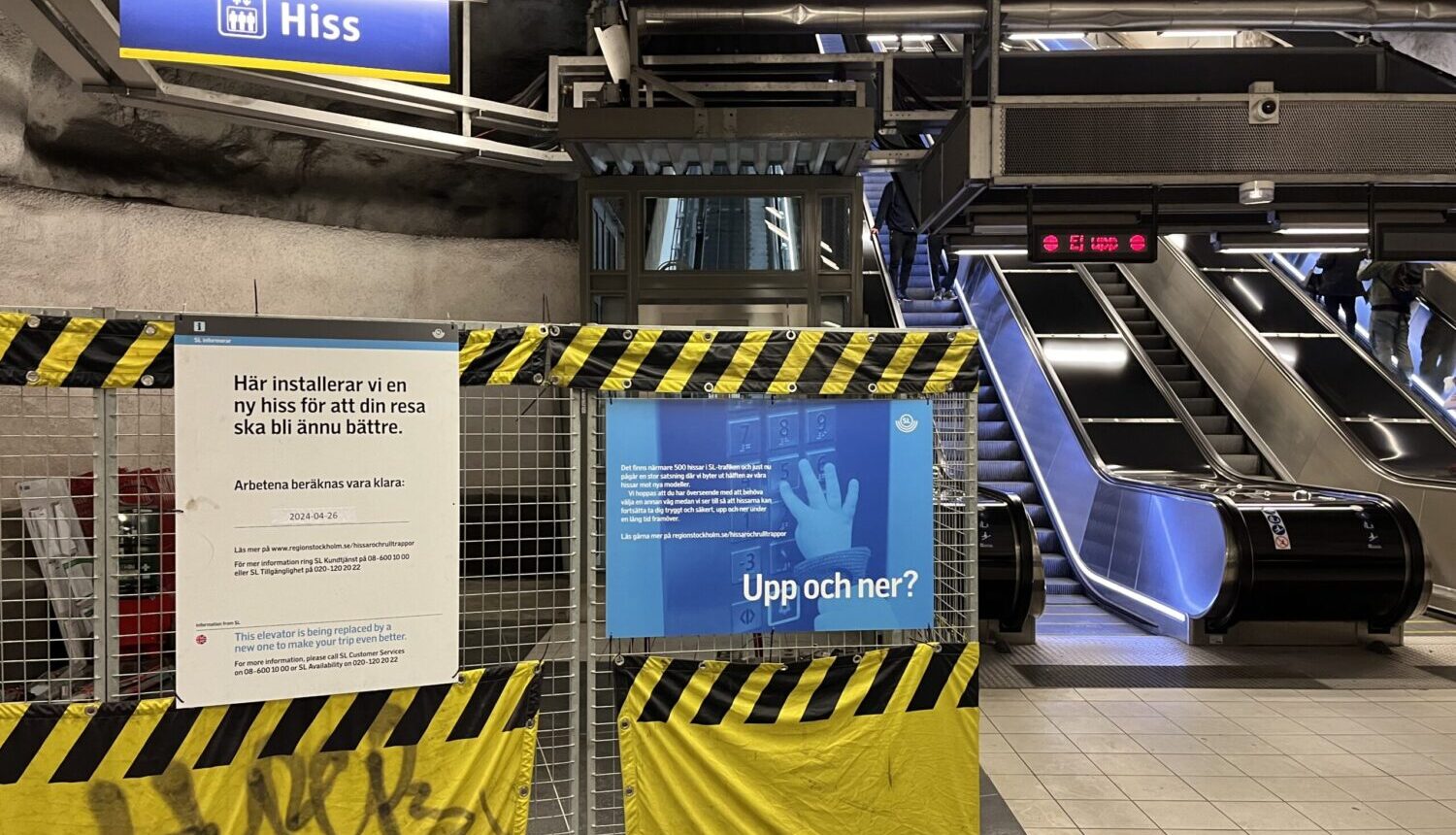 stängsel framför hiss som renoveras i tunnelbanan