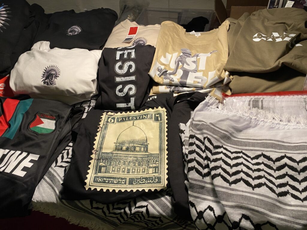 Palestinasjal och tröjor med budskap om Palestina