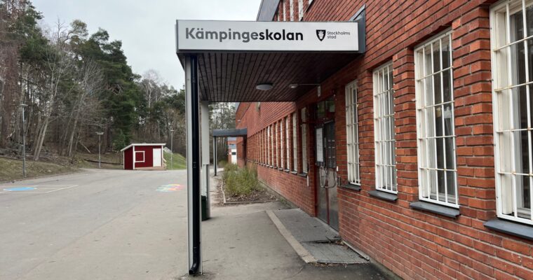 Röd tegelbyggnad, en skylt ovanför ingången med texten Kämpingeskolan.