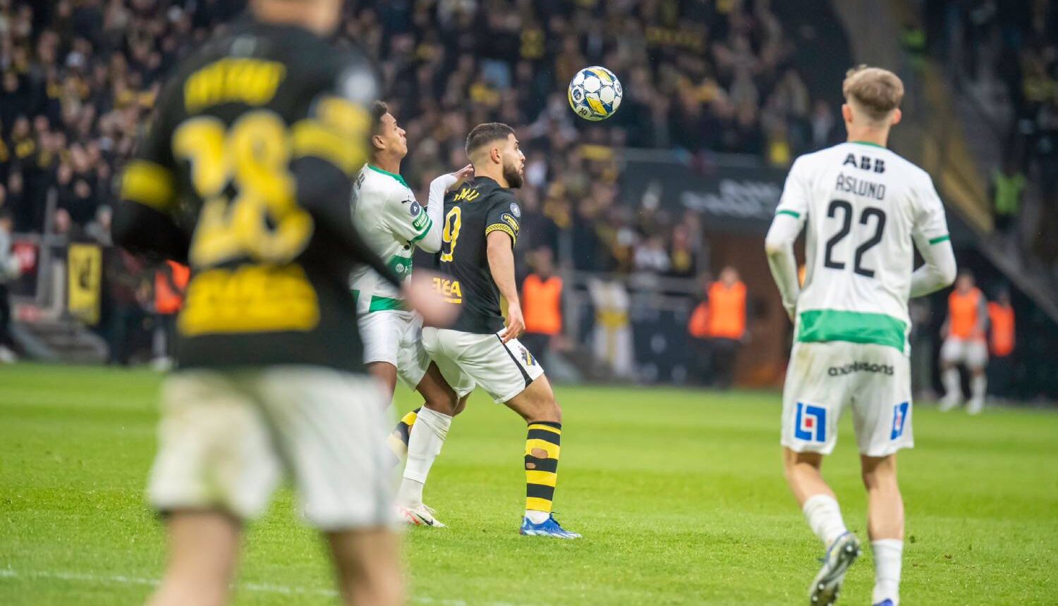 Omar Faraj i duell med en spelare under matchen mot Västerås SK