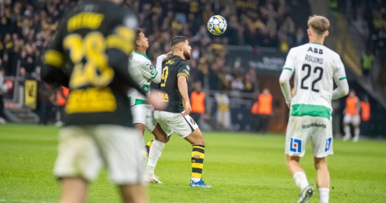 Omar Faraj i duell med en spelare under matchen mot Västerås SK