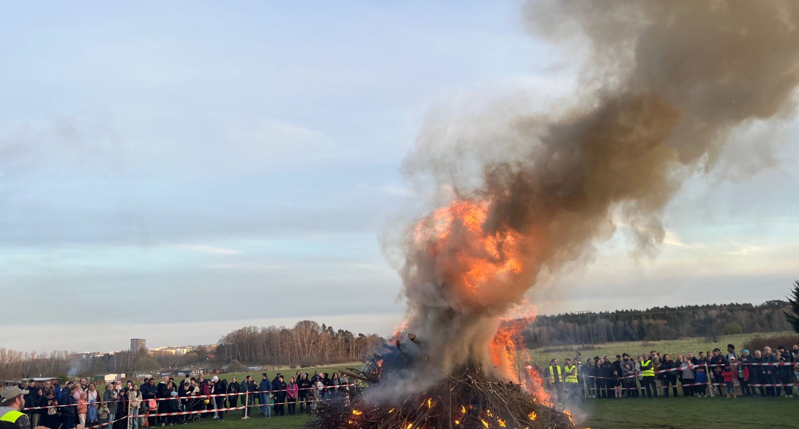 Rök och eld när elden tog fart vid Husby gård.