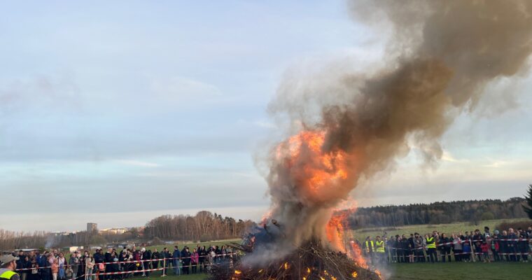 Rök och eld när elden tog fart vid Husby gård.