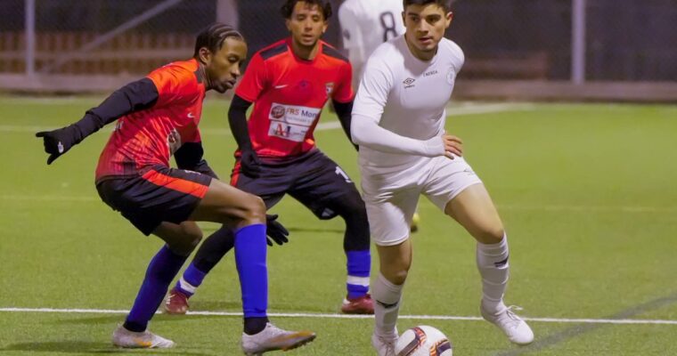 Fotbollsmatch, Banjul möter Husby, spelar i röda respektive vita tröjor.