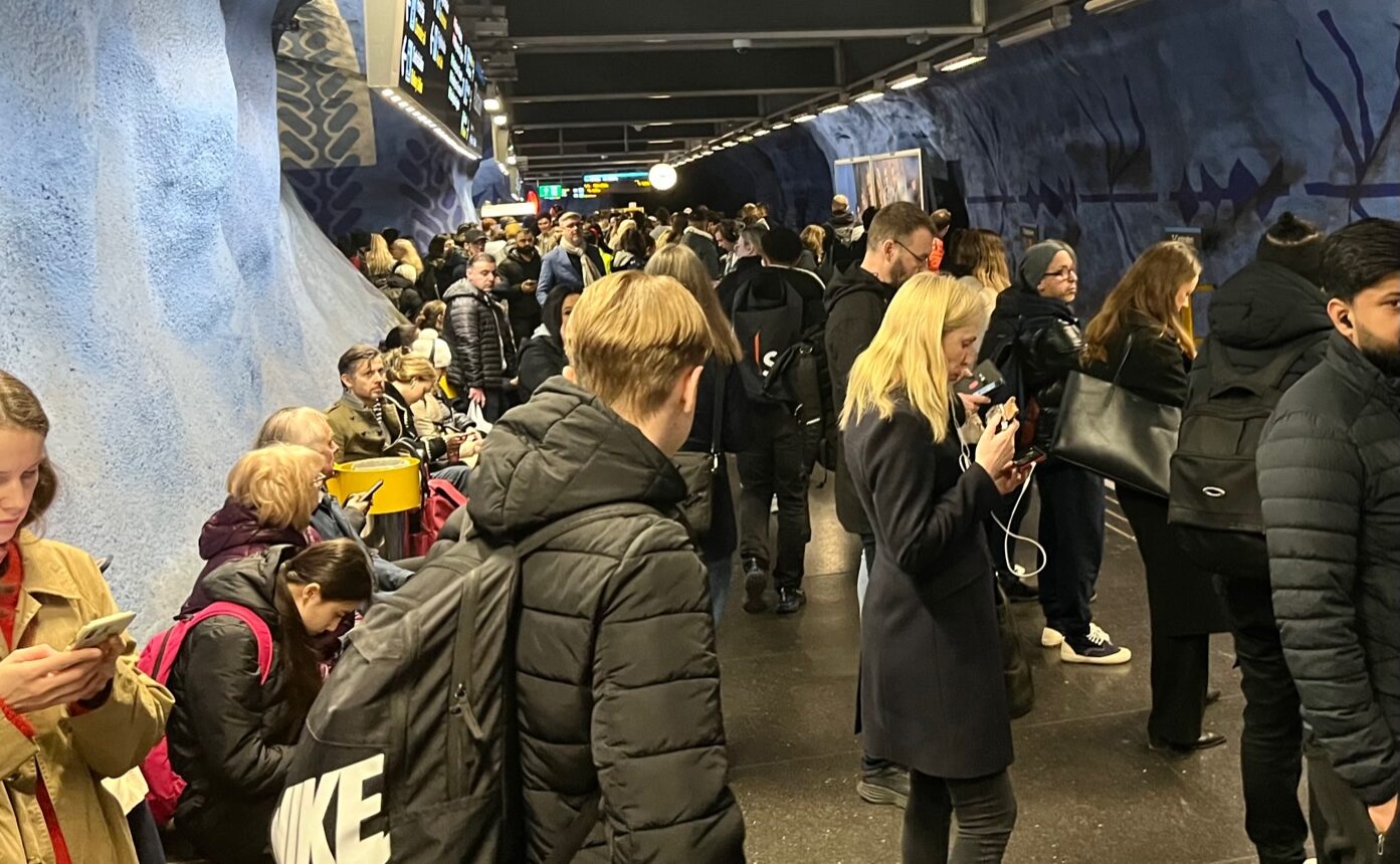 trångt med människor väntar på tunnelbanan på blå linjer