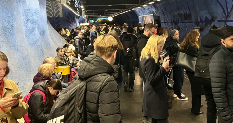 trångt med människor väntar på tunnelbanan på blå linjer