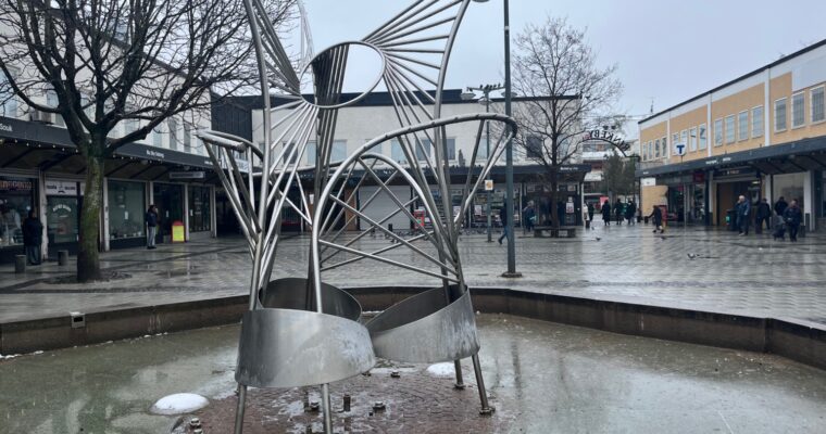 fontänen i Rinkeby på en regnig dag