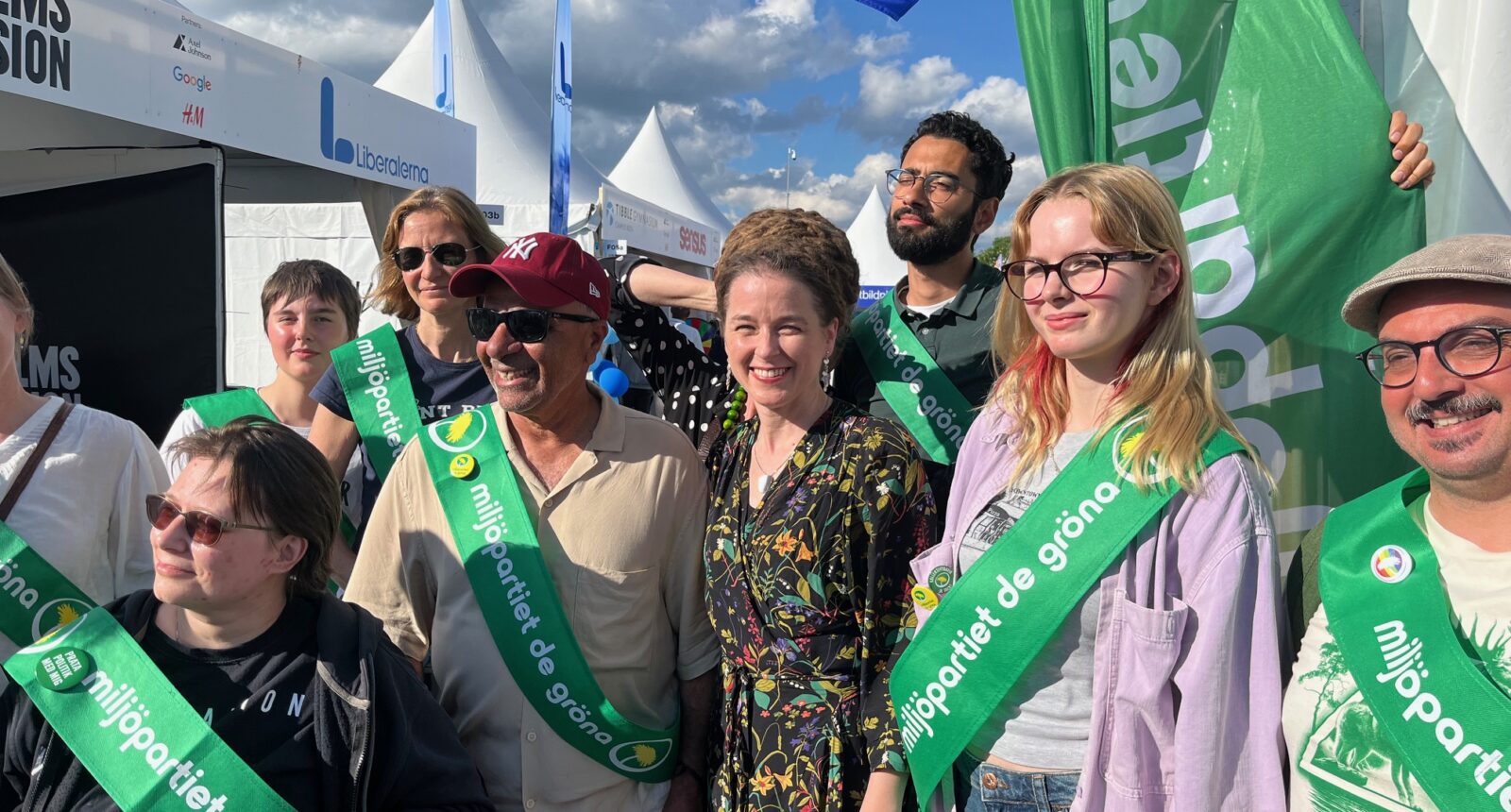 Amanda Lind omgiven av glada miljöpartister på Järvaveckan.