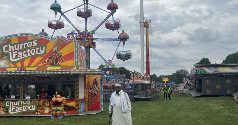 Muslimsk man på tivoli.