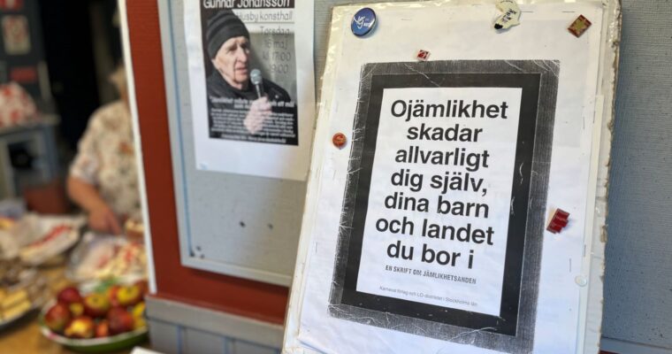 skylt som Gunnar Johansson gjort med texten "Ojämlikhet skadar allvarligt dig själv, dina barn och landet du bor i"