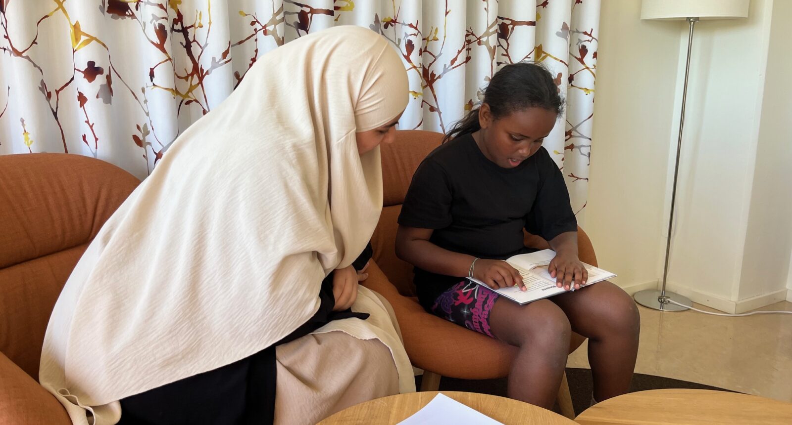 Jamilah läser tillsammans med en av Läslusts tutors.