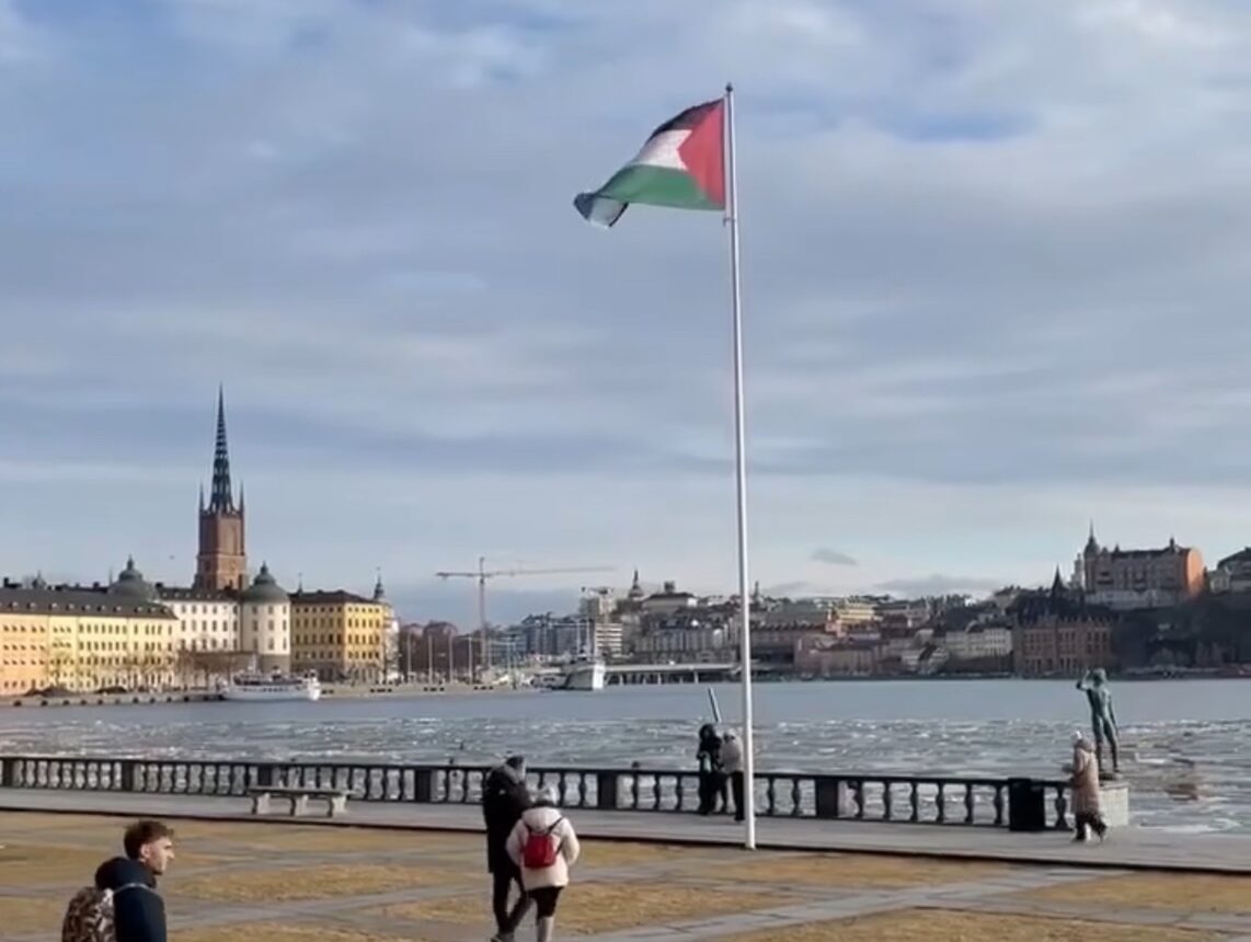 Palestinas flagga utanför Stockholms stadshus.