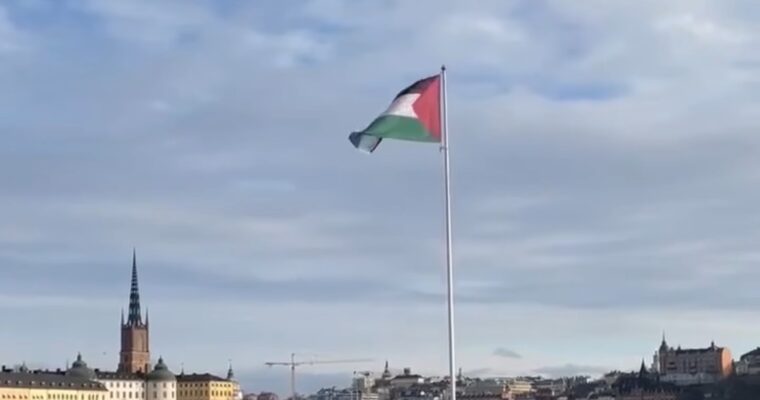 Palestinas flagga utanför Stockholms stadshus.