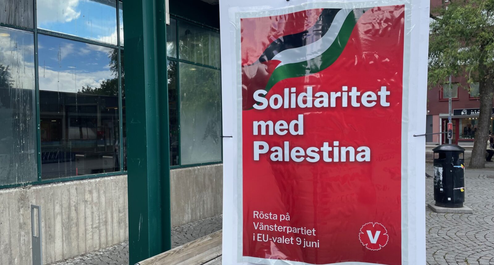 Vänsterpartiets affisch med texten "solidaritet med palestina"