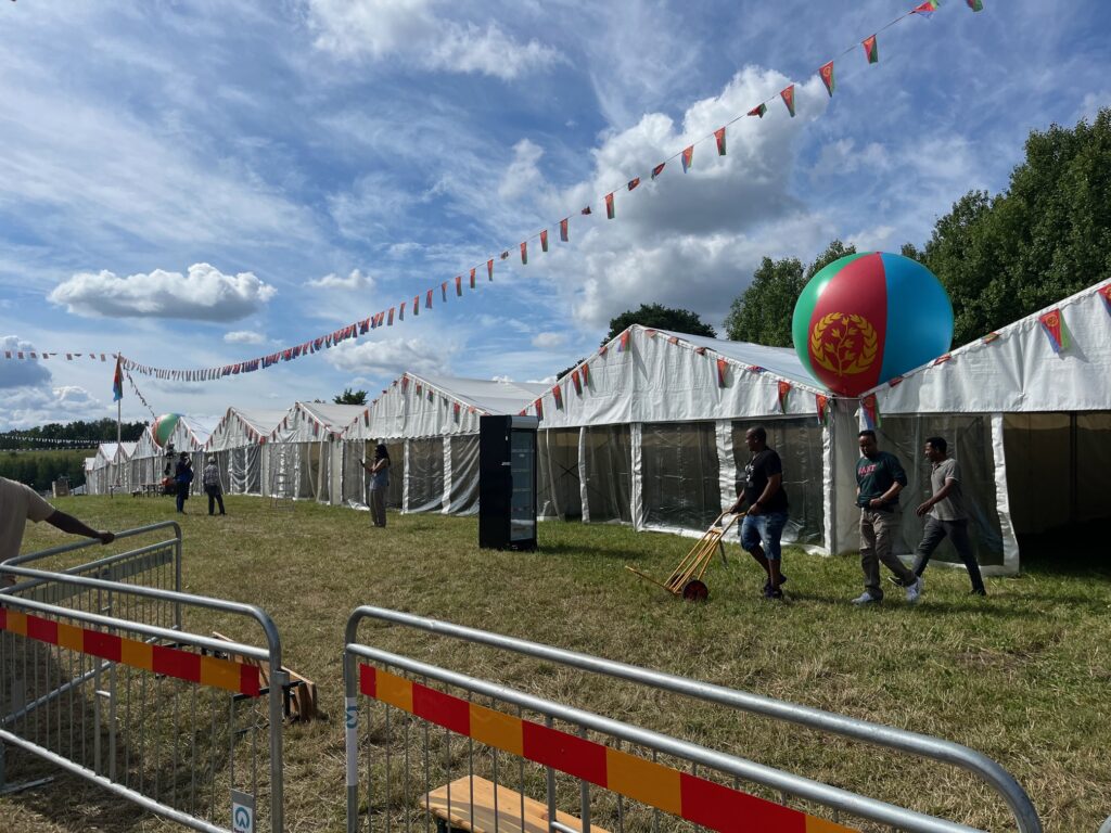 En lång rad tält på festivalområdet.